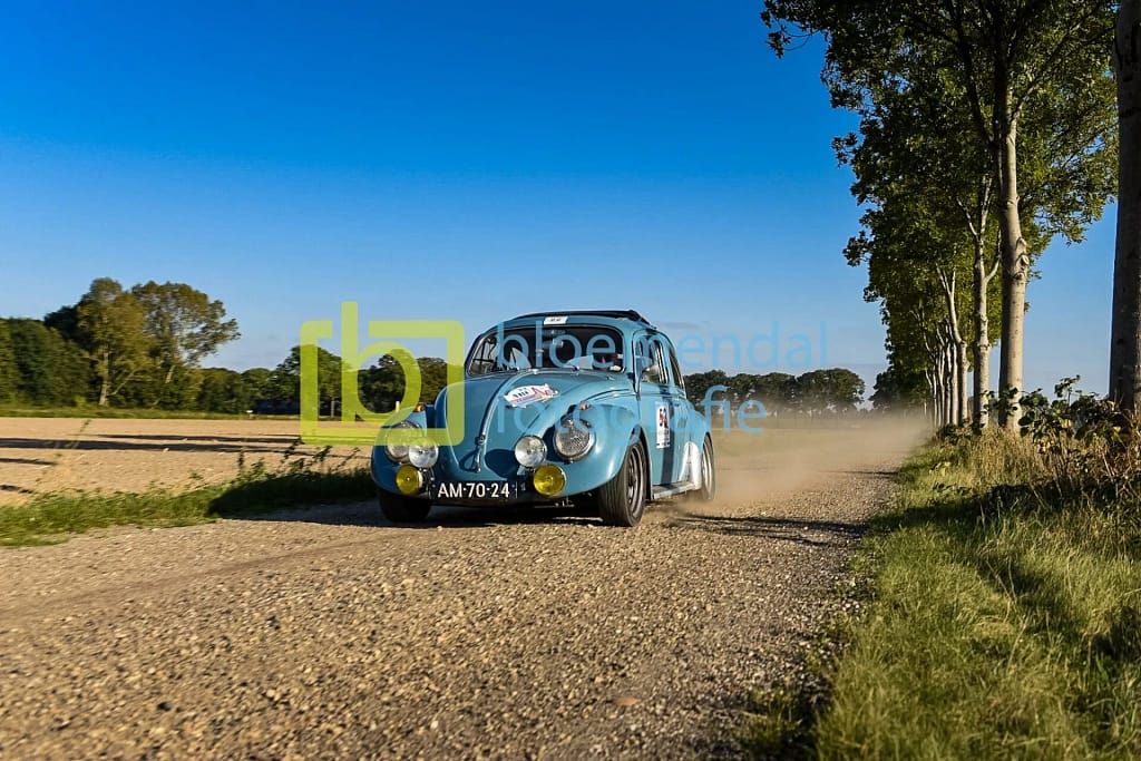 ABC Classic 2024 1 VW kever op zandweg bij ABC Rally